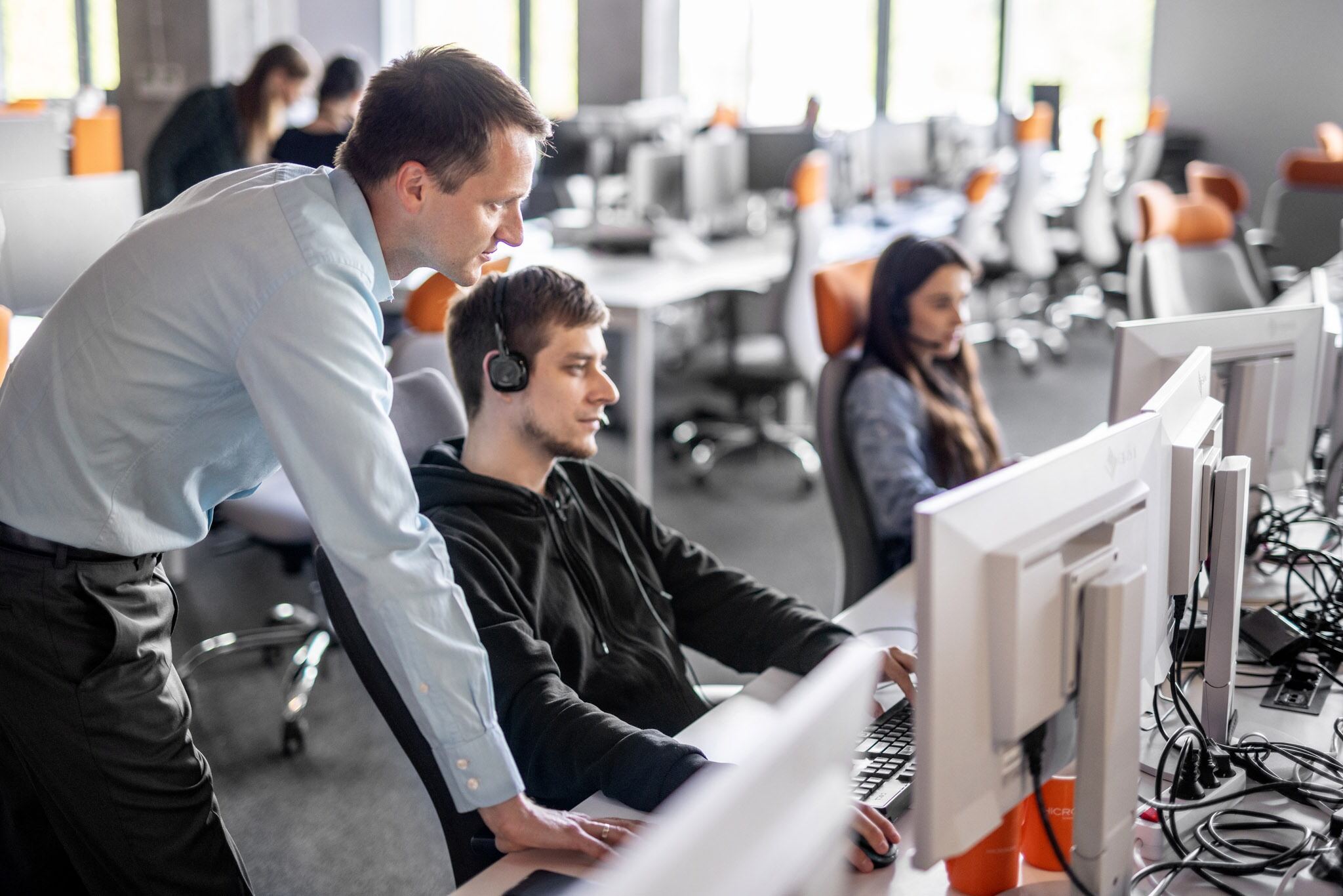 Experts working on software projects remotely using Hicron’s team extension model.